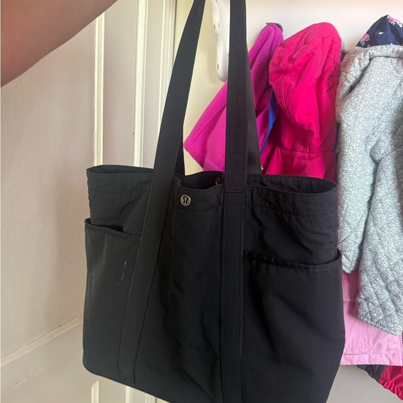 Lululemon Daily Multi-Pocket Tote Bag 20L - Picture 2 of 2